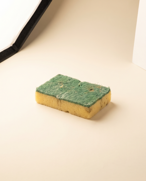 Almindelig plastiksvamp paa ren cremefarvet baggrund